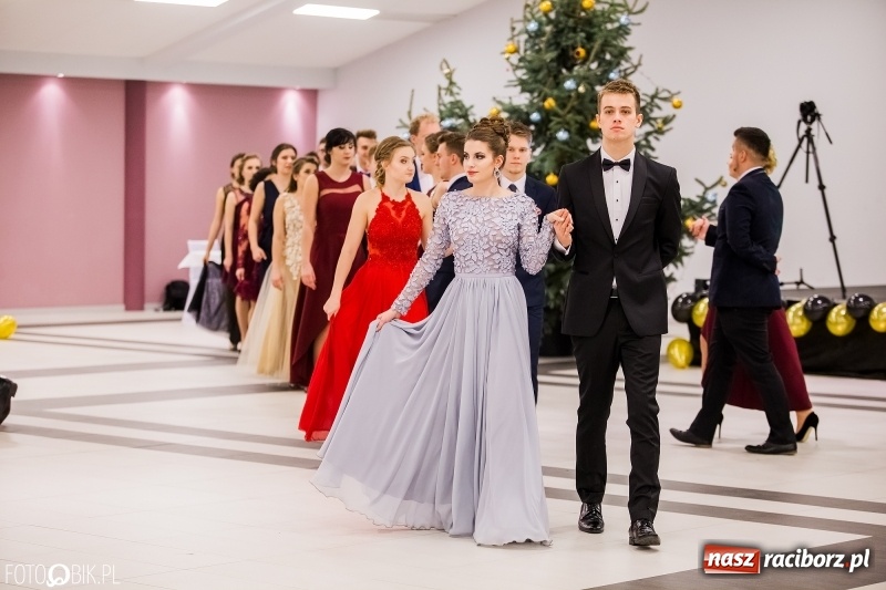 Zdjęcie w galerii na portalu naszraciborz.pl: Studniówki 2018. Pierwszego poloneza zatańczyli maturzyści ZSOMS FOTO i WIDEO wiadomości z regionu
