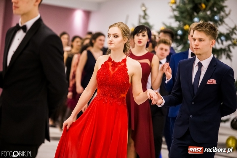 Zdjęcie w galerii na portalu naszraciborz.pl: Studniówki 2018. Pierwszego poloneza zatańczyli maturzyści ZSOMS FOTO i WIDEO wiadomości z regionu