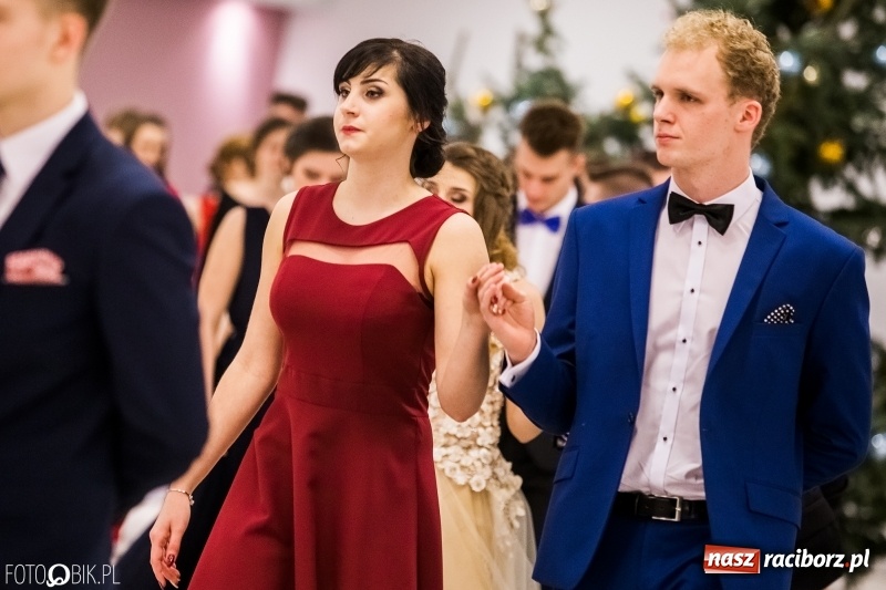 Zdjęcie w galerii na portalu naszraciborz.pl: Studniówki 2018. Pierwszego poloneza zatańczyli maturzyści ZSOMS FOTO i WIDEO wiadomości z regionu