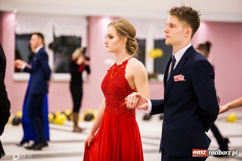 Zdjęcie w galerii na portalu naszraciborz.pl: Studniówki 2018. Pierwszego poloneza zatańczyli maturzyści ZSOMS FOTO i WIDEO wiadomości z regionu