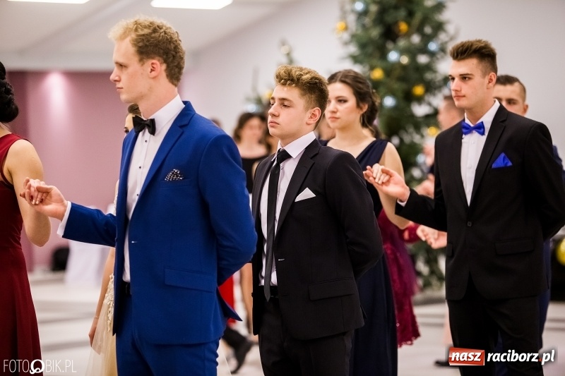 Zdjęcie w galerii na portalu naszraciborz.pl: Studniówki 2018. Pierwszego poloneza zatańczyli maturzyści ZSOMS FOTO i WIDEO wiadomości z regionu