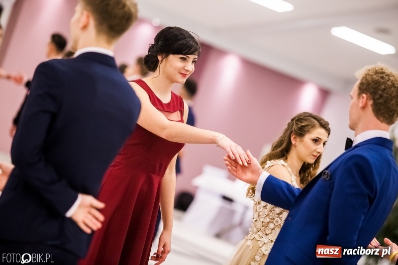 Zdjęcie w galerii na portalu naszraciborz.pl: Studniówki 2018. Pierwszego poloneza zatańczyli maturzyści ZSOMS FOTO i WIDEO wiadomości z regionu