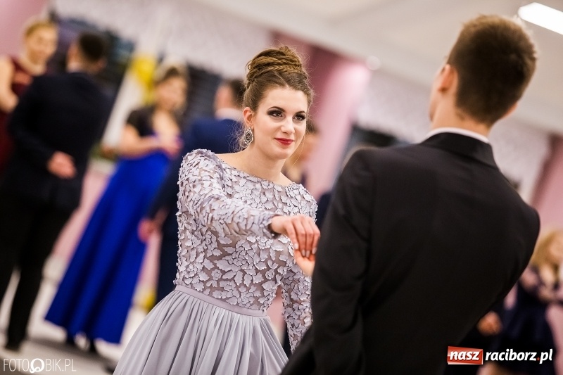 Zdjęcie w galerii na portalu naszraciborz.pl: Studniówki 2018. Pierwszego poloneza zatańczyli maturzyści ZSOMS FOTO i WIDEO wiadomości z regionu