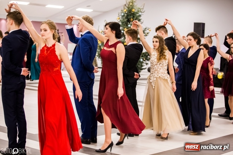 Zdjęcie w galerii na portalu naszraciborz.pl: Studniówki 2018. Pierwszego poloneza zatańczyli maturzyści ZSOMS FOTO i WIDEO wiadomości z regionu