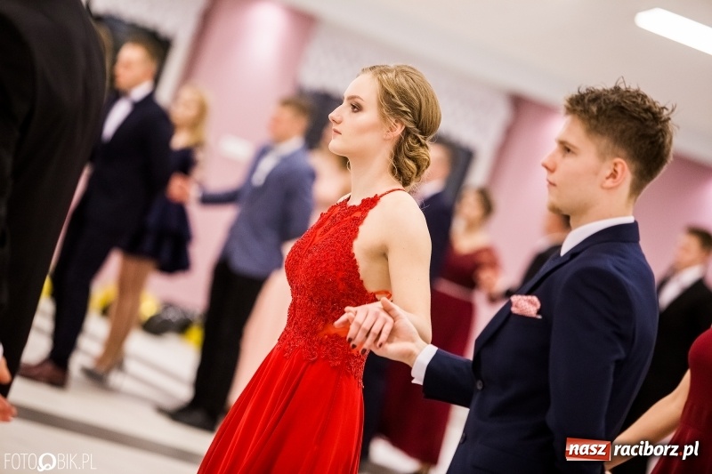 Zdjęcie w galerii na portalu naszraciborz.pl: Studniówki 2018. Pierwszego poloneza zatańczyli maturzyści ZSOMS FOTO i WIDEO wiadomości z regionu