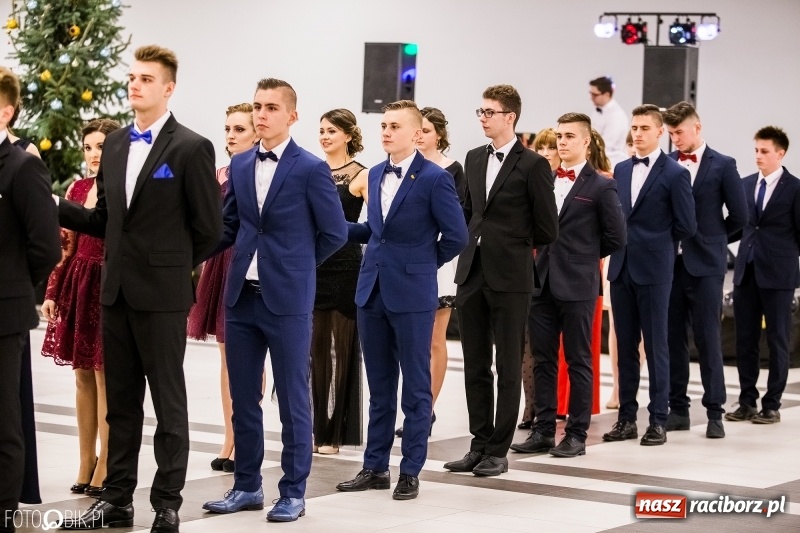 Zdjęcie w galerii na portalu naszraciborz.pl: Studniówki 2018. Pierwszego poloneza zatańczyli maturzyści ZSOMS FOTO i WIDEO wiadomości z regionu