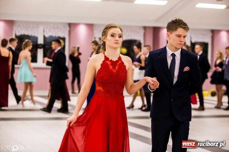 Zdjęcie w galerii na portalu naszraciborz.pl: Studniówki 2018. Pierwszego poloneza zatańczyli maturzyści ZSOMS FOTO i WIDEO wiadomości z regionu