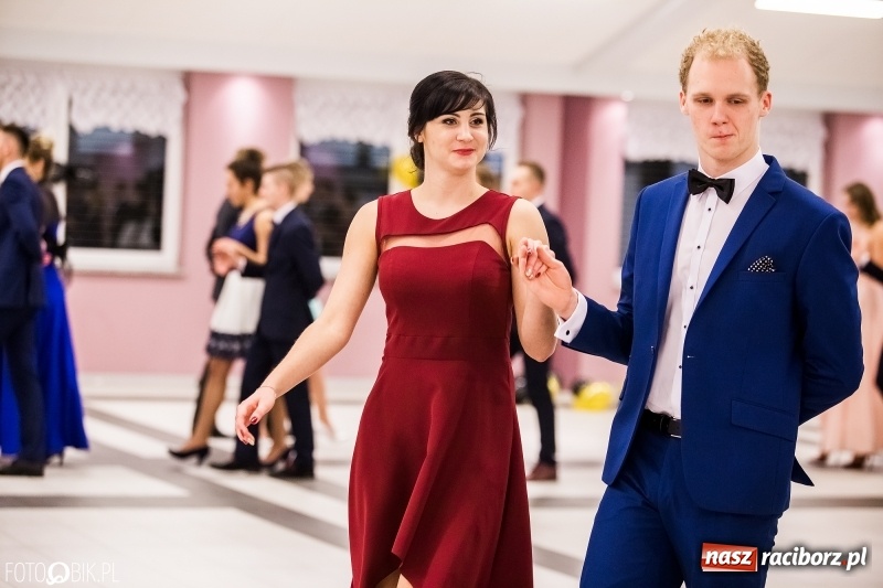 Zdjęcie w galerii na portalu naszraciborz.pl: Studniówki 2018. Pierwszego poloneza zatańczyli maturzyści ZSOMS FOTO i WIDEO wiadomości z regionu