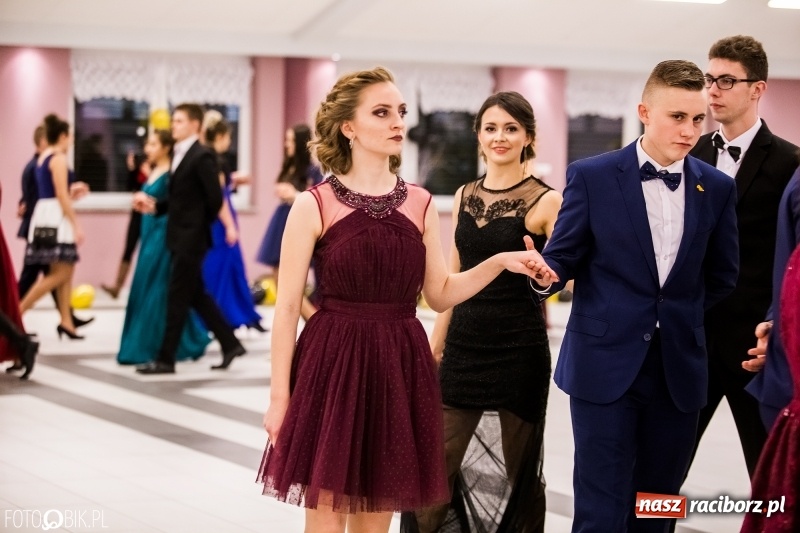 Zdjęcie w galerii na portalu naszraciborz.pl: Studniówki 2018. Pierwszego poloneza zatańczyli maturzyści ZSOMS FOTO i WIDEO wiadomości z regionu