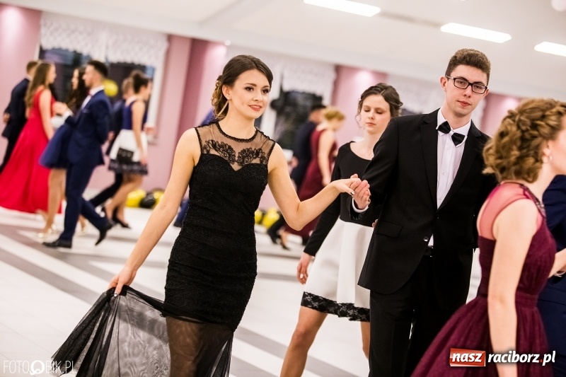 Zdjęcie w galerii na portalu naszraciborz.pl: Studniówki 2018. Pierwszego poloneza zatańczyli maturzyści ZSOMS FOTO i WIDEO wiadomości z regionu