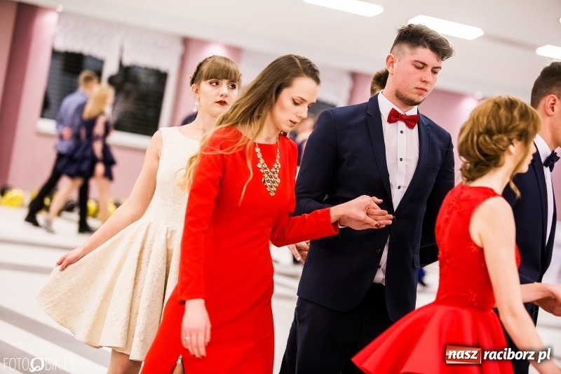 Zdjęcie w galerii na portalu naszraciborz.pl: Studniówki 2018. Pierwszego poloneza zatańczyli maturzyści ZSOMS FOTO i WIDEO wiadomości z regionu