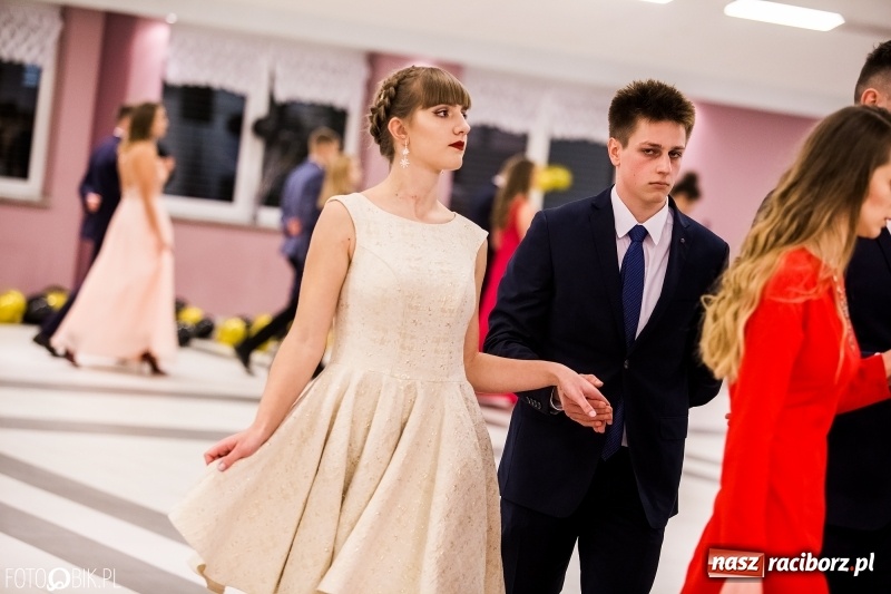 Zdjęcie w galerii na portalu naszraciborz.pl: Studniówki 2018. Pierwszego poloneza zatańczyli maturzyści ZSOMS FOTO i WIDEO wiadomości z regionu