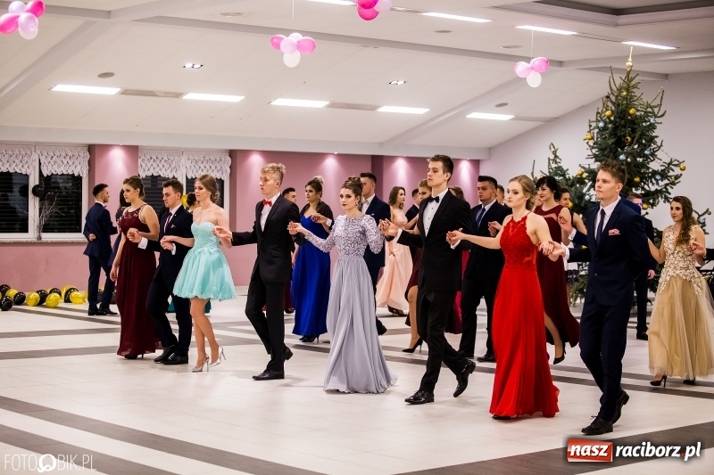 Zdjęcie w galerii na portalu naszraciborz.pl: Studniówki 2018. Pierwszego poloneza zatańczyli maturzyści ZSOMS FOTO i WIDEO wiadomości z regionu