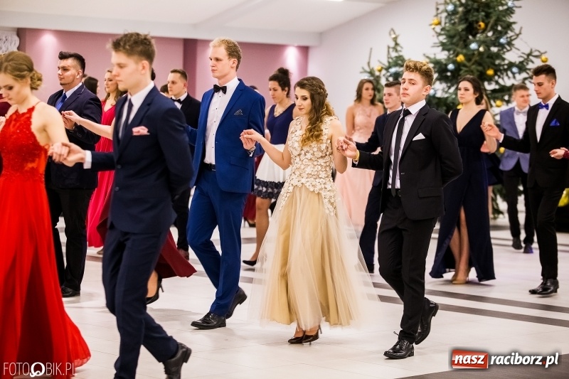 Zdjęcie w galerii na portalu naszraciborz.pl: Studniówki 2018. Pierwszego poloneza zatańczyli maturzyści ZSOMS FOTO i WIDEO wiadomości z regionu