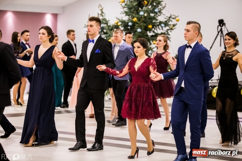 Zdjęcie w galerii na portalu naszraciborz.pl: Studniówki 2018. Pierwszego poloneza zatańczyli maturzyści ZSOMS FOTO i WIDEO wiadomości z regionu