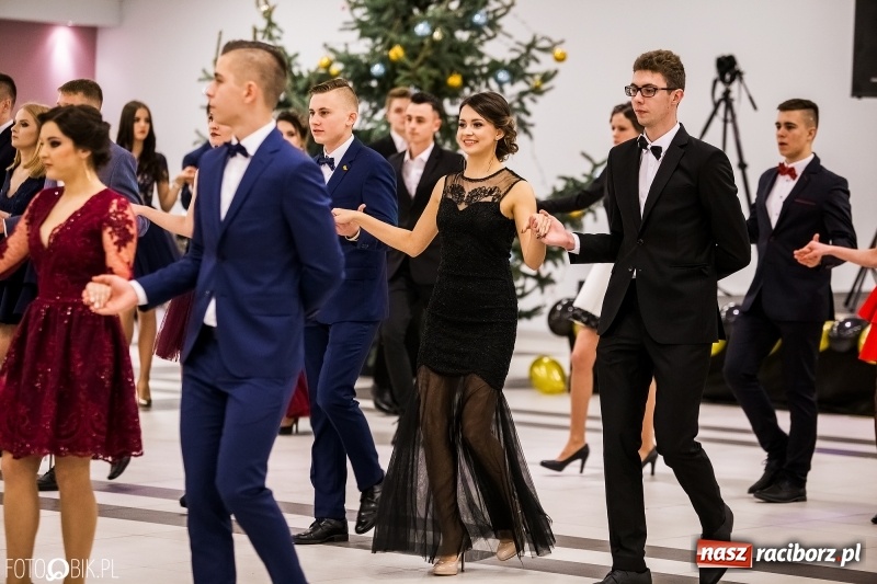 Zdjęcie w galerii na portalu naszraciborz.pl: Studniówki 2018. Pierwszego poloneza zatańczyli maturzyści ZSOMS FOTO i WIDEO wiadomości z regionu