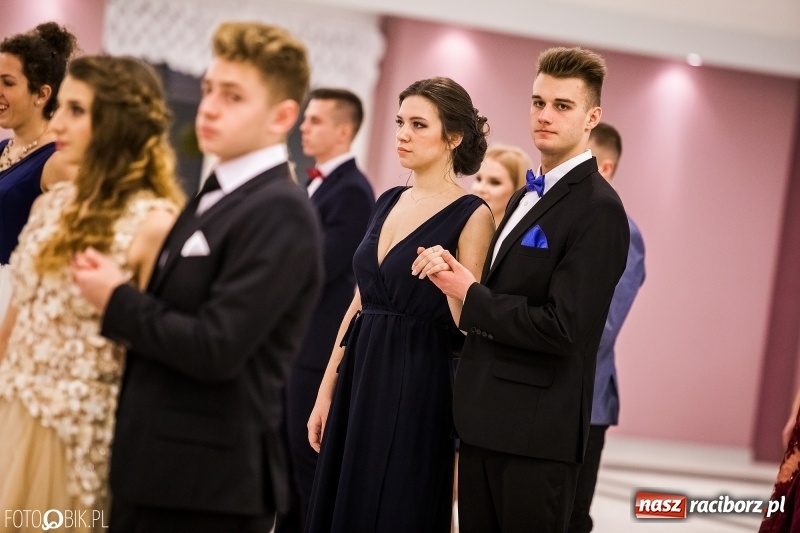 Zdjęcie w galerii na portalu naszraciborz.pl: Studniówki 2018. Pierwszego poloneza zatańczyli maturzyści ZSOMS FOTO i WIDEO wiadomości z regionu