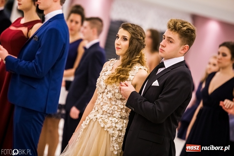 Zdjęcie w galerii na portalu naszraciborz.pl: Studniówki 2018. Pierwszego poloneza zatańczyli maturzyści ZSOMS FOTO i WIDEO wiadomości z regionu