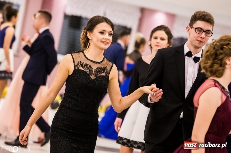 Zdjęcie w galerii na portalu naszraciborz.pl: Studniówki 2018. Pierwszego poloneza zatańczyli maturzyści ZSOMS FOTO i WIDEO wiadomości z regionu