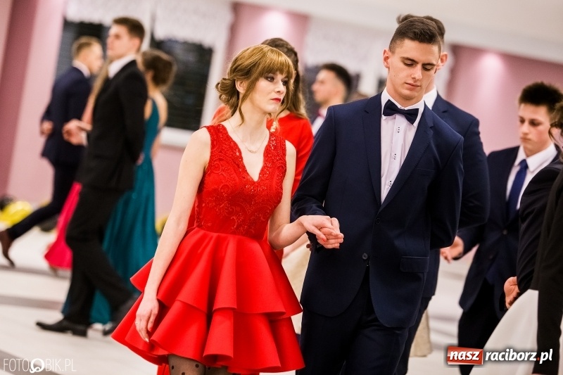 Zdjęcie w galerii na portalu naszraciborz.pl: Studniówki 2018. Pierwszego poloneza zatańczyli maturzyści ZSOMS FOTO i WIDEO wiadomości z regionu