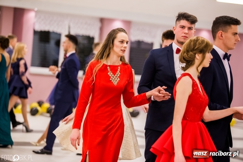 Zdjęcie w galerii na portalu naszraciborz.pl: Studniówki 2018. Pierwszego poloneza zatańczyli maturzyści ZSOMS FOTO i WIDEO wiadomości z regionu