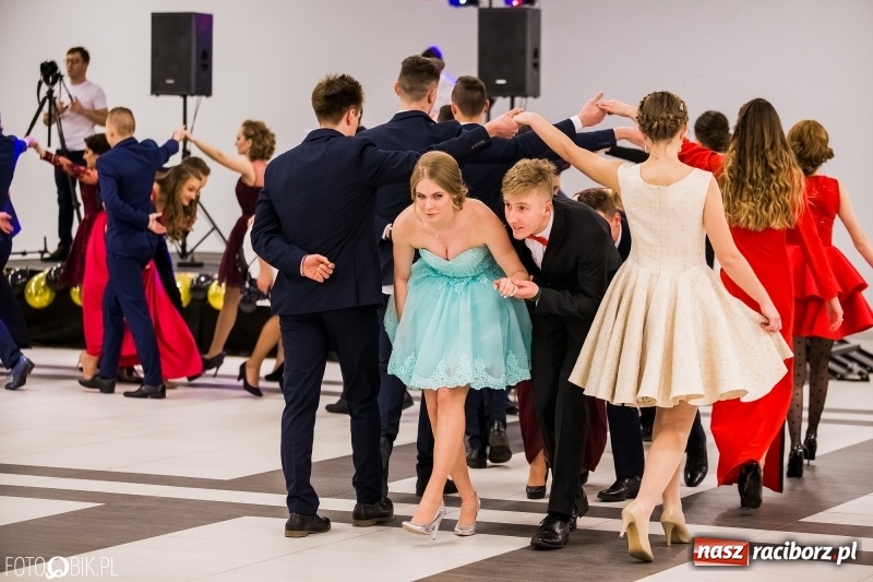 Zdjęcie w galerii na portalu naszraciborz.pl: Studniówki 2018. Pierwszego poloneza zatańczyli maturzyści ZSOMS FOTO i WIDEO wiadomości z regionu