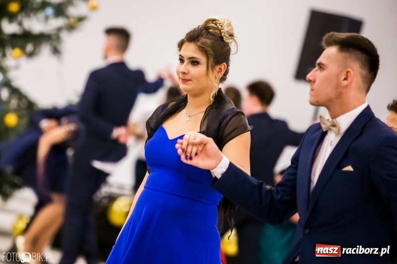 Zdjęcie w galerii na portalu naszraciborz.pl: Studniówki 2018. Pierwszego poloneza zatańczyli maturzyści ZSOMS FOTO i WIDEO wiadomości z regionu