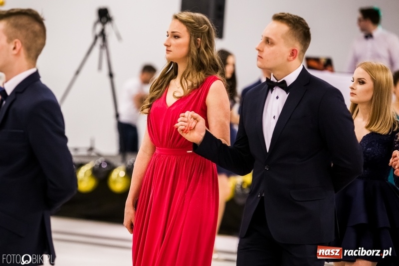 Zdjęcie w galerii na portalu naszraciborz.pl: Studniówki 2018. Pierwszego poloneza zatańczyli maturzyści ZSOMS FOTO i WIDEO wiadomości z regionu