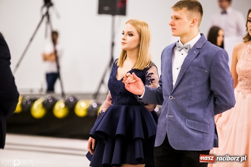Zdjęcie w galerii na portalu naszraciborz.pl: Studniówki 2018. Pierwszego poloneza zatańczyli maturzyści ZSOMS FOTO i WIDEO wiadomości z regionu