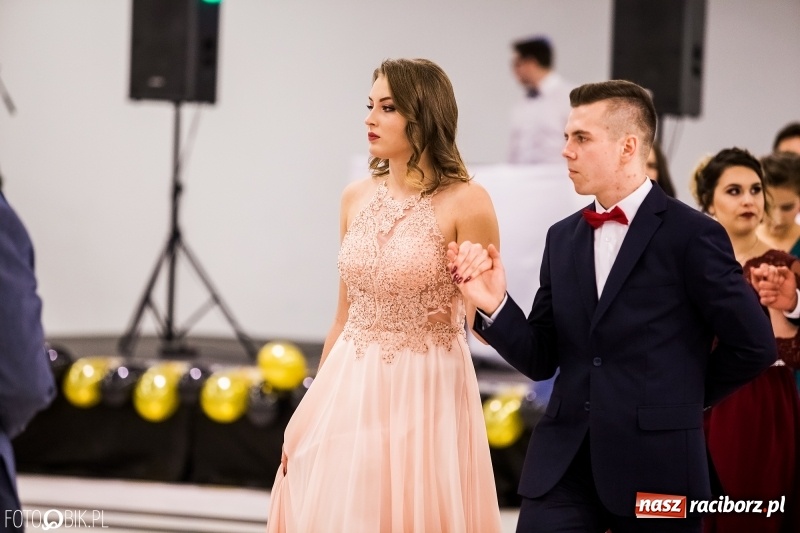 Zdjęcie w galerii na portalu naszraciborz.pl: Studniówki 2018. Pierwszego poloneza zatańczyli maturzyści ZSOMS FOTO i WIDEO wiadomości z regionu