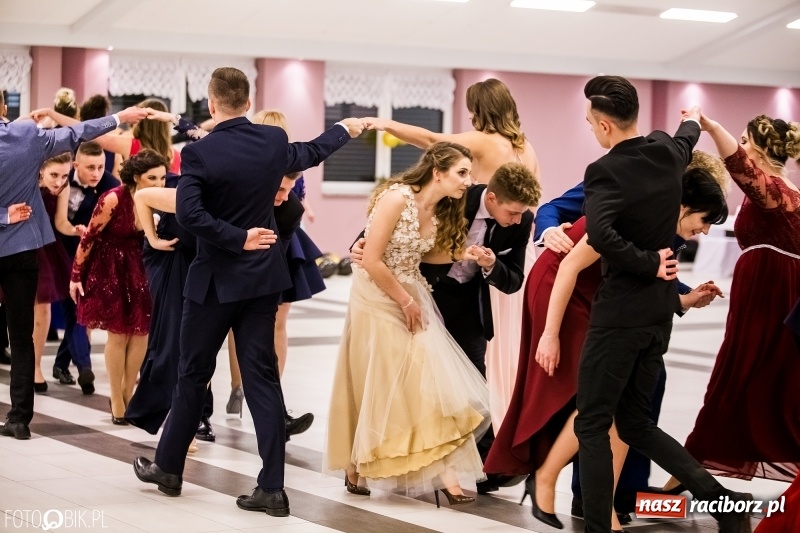 Zdjęcie w galerii na portalu naszraciborz.pl: Studniówki 2018. Pierwszego poloneza zatańczyli maturzyści ZSOMS FOTO i WIDEO wiadomości z regionu