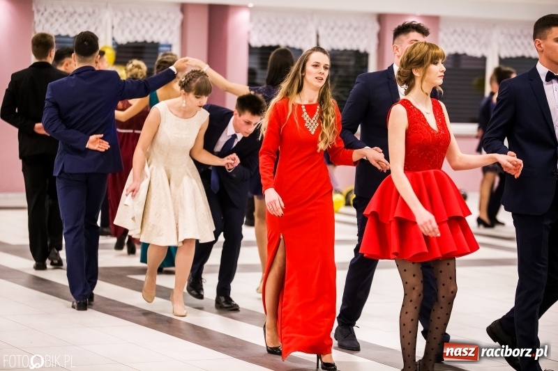 Zdjęcie w galerii na portalu naszraciborz.pl: Studniówki 2018. Pierwszego poloneza zatańczyli maturzyści ZSOMS FOTO i WIDEO wiadomości z regionu