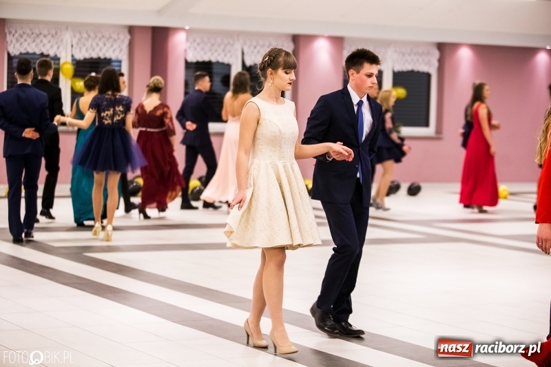 Zdjęcie w galerii na portalu naszraciborz.pl: Studniówki 2018. Pierwszego poloneza zatańczyli maturzyści ZSOMS FOTO i WIDEO wiadomości z regionu