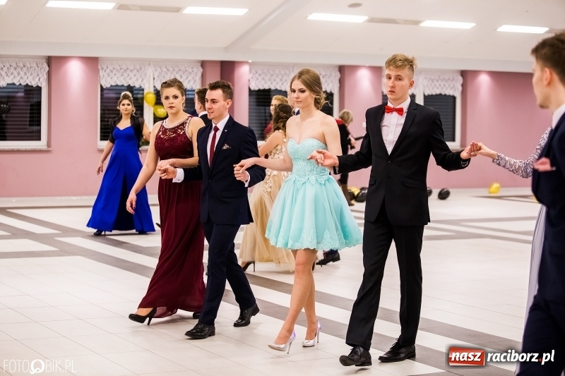 Zdjęcie w galerii na portalu naszraciborz.pl: Studniówki 2018. Pierwszego poloneza zatańczyli maturzyści ZSOMS FOTO i WIDEO wiadomości z regionu