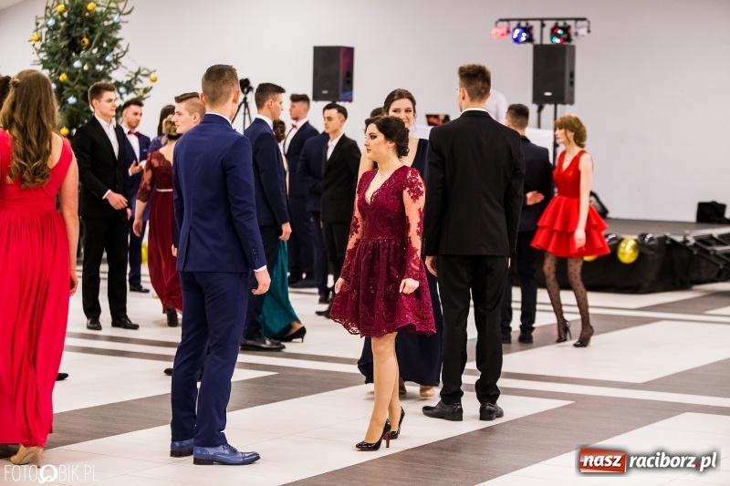 Zdjęcie w galerii na portalu naszraciborz.pl: Studniówki 2018. Pierwszego poloneza zatańczyli maturzyści ZSOMS FOTO i WIDEO wiadomości z regionu