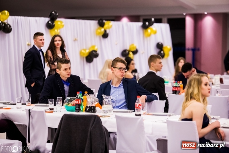 Zdjęcie w galerii na portalu naszraciborz.pl: Studniówki 2018. Pierwszego poloneza zatańczyli maturzyści ZSOMS FOTO i WIDEO wiadomości z regionu