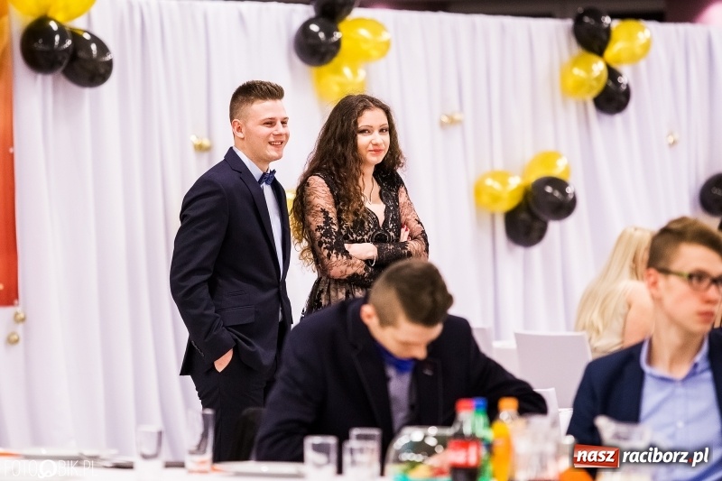 Zdjęcie w galerii na portalu naszraciborz.pl: Studniówki 2018. Pierwszego poloneza zatańczyli maturzyści ZSOMS FOTO i WIDEO wiadomości z regionu