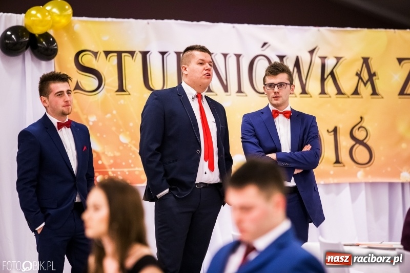 Zdjęcie w galerii na portalu naszraciborz.pl: Studniówki 2018. Pierwszego poloneza zatańczyli maturzyści ZSOMS FOTO i WIDEO wiadomości z regionu