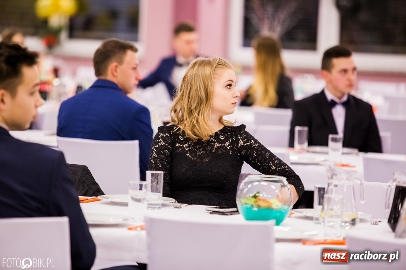 Zdjęcie w galerii na portalu naszraciborz.pl: Studniówki 2018. Pierwszego poloneza zatańczyli maturzyści ZSOMS FOTO i WIDEO wiadomości z regionu