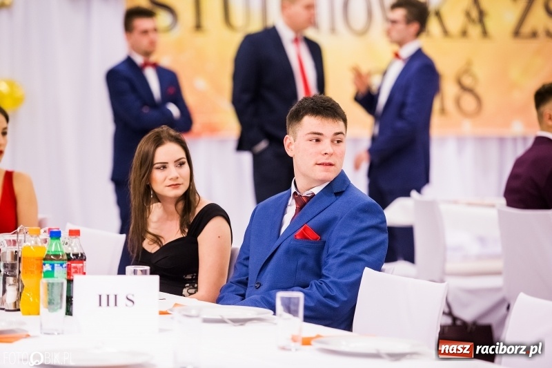 Zdjęcie w galerii na portalu naszraciborz.pl: Studniówki 2018. Pierwszego poloneza zatańczyli maturzyści ZSOMS FOTO i WIDEO wiadomości z regionu