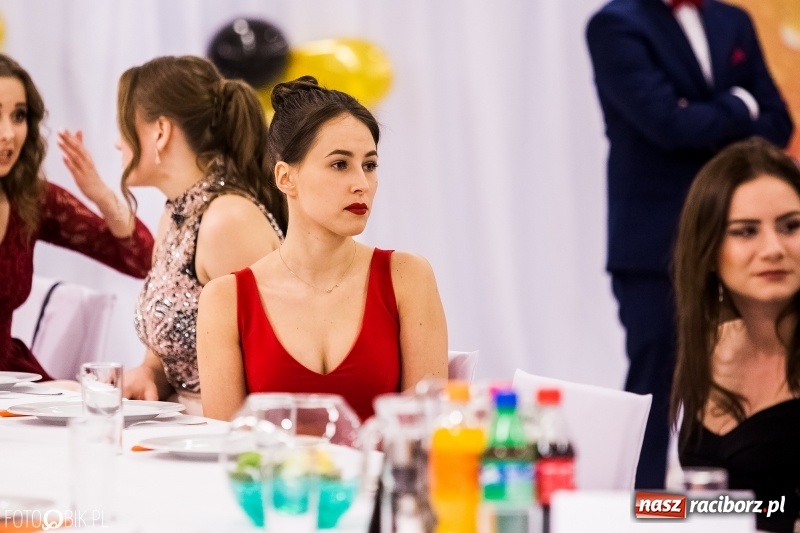 Zdjęcie w galerii na portalu naszraciborz.pl: Studniówki 2018. Pierwszego poloneza zatańczyli maturzyści ZSOMS FOTO i WIDEO wiadomości z regionu