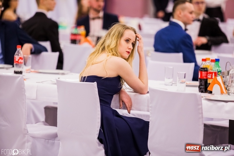 Zdjęcie w galerii na portalu naszraciborz.pl: Studniówki 2018. Pierwszego poloneza zatańczyli maturzyści ZSOMS FOTO i WIDEO wiadomości z regionu