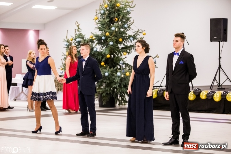 Zdjęcie w galerii na portalu naszraciborz.pl: Studniówki 2018. Pierwszego poloneza zatańczyli maturzyści ZSOMS FOTO i WIDEO wiadomości z regionu