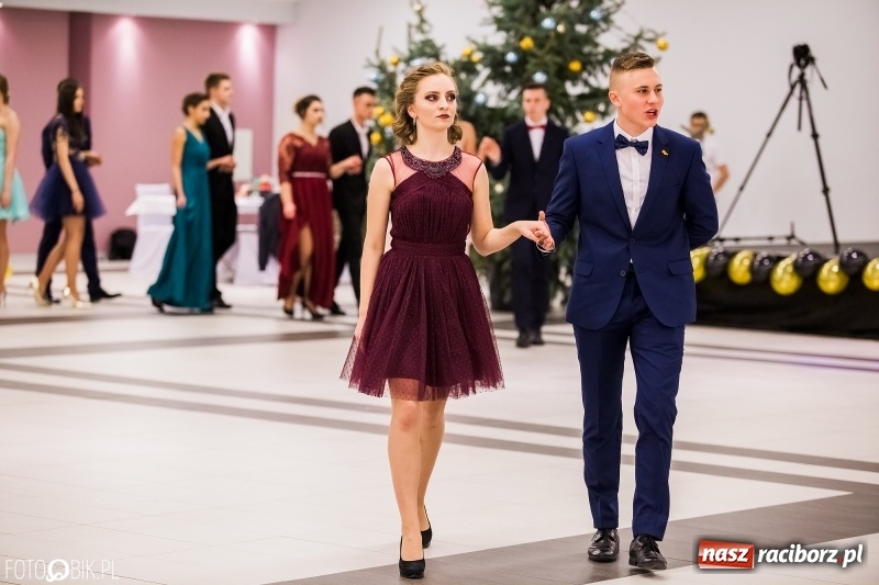 Zdjęcie w galerii na portalu naszraciborz.pl: Studniówki 2018. Pierwszego poloneza zatańczyli maturzyści ZSOMS FOTO i WIDEO wiadomości z regionu