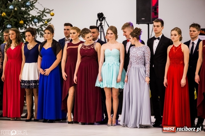 Zdjęcie w galerii na portalu naszraciborz.pl: Studniówki 2018. Pierwszego poloneza zatańczyli maturzyści ZSOMS FOTO i WIDEO wiadomości z regionu