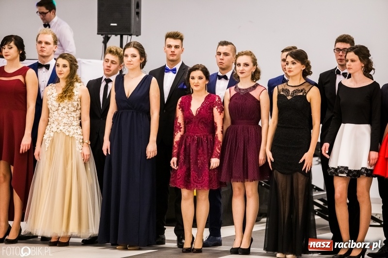Zdjęcie w galerii na portalu naszraciborz.pl: Studniówki 2018. Pierwszego poloneza zatańczyli maturzyści ZSOMS FOTO i WIDEO wiadomości z regionu
