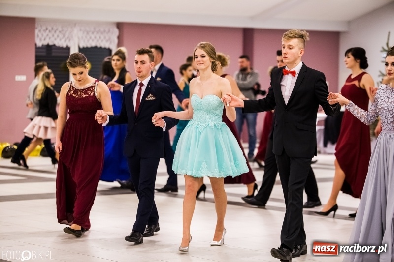 Zdjęcie w galerii na portalu naszraciborz.pl: Studniówki 2018. Pierwszego poloneza zatańczyli maturzyści ZSOMS FOTO i WIDEO wiadomości z regionu