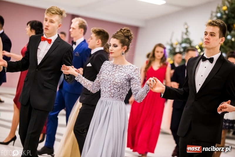 Zdjęcie w galerii na portalu naszraciborz.pl: Studniówki 2018. Pierwszego poloneza zatańczyli maturzyści ZSOMS FOTO i WIDEO wiadomości z regionu