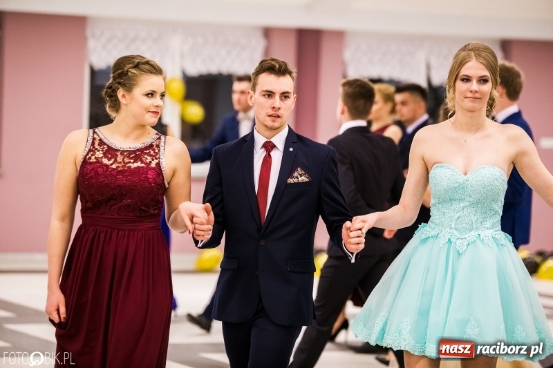 Zdjęcie w galerii na portalu naszraciborz.pl: Studniówki 2018. Pierwszego poloneza zatańczyli maturzyści ZSOMS FOTO i WIDEO wiadomości z regionu