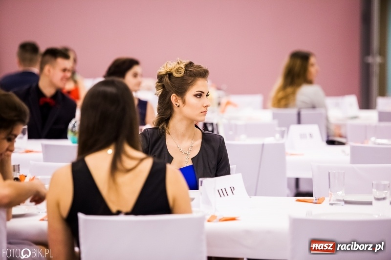 Zdjęcie w galerii na portalu naszraciborz.pl: Studniówki 2018. Pierwszego poloneza zatańczyli maturzyści ZSOMS FOTO i WIDEO wiadomości z regionu